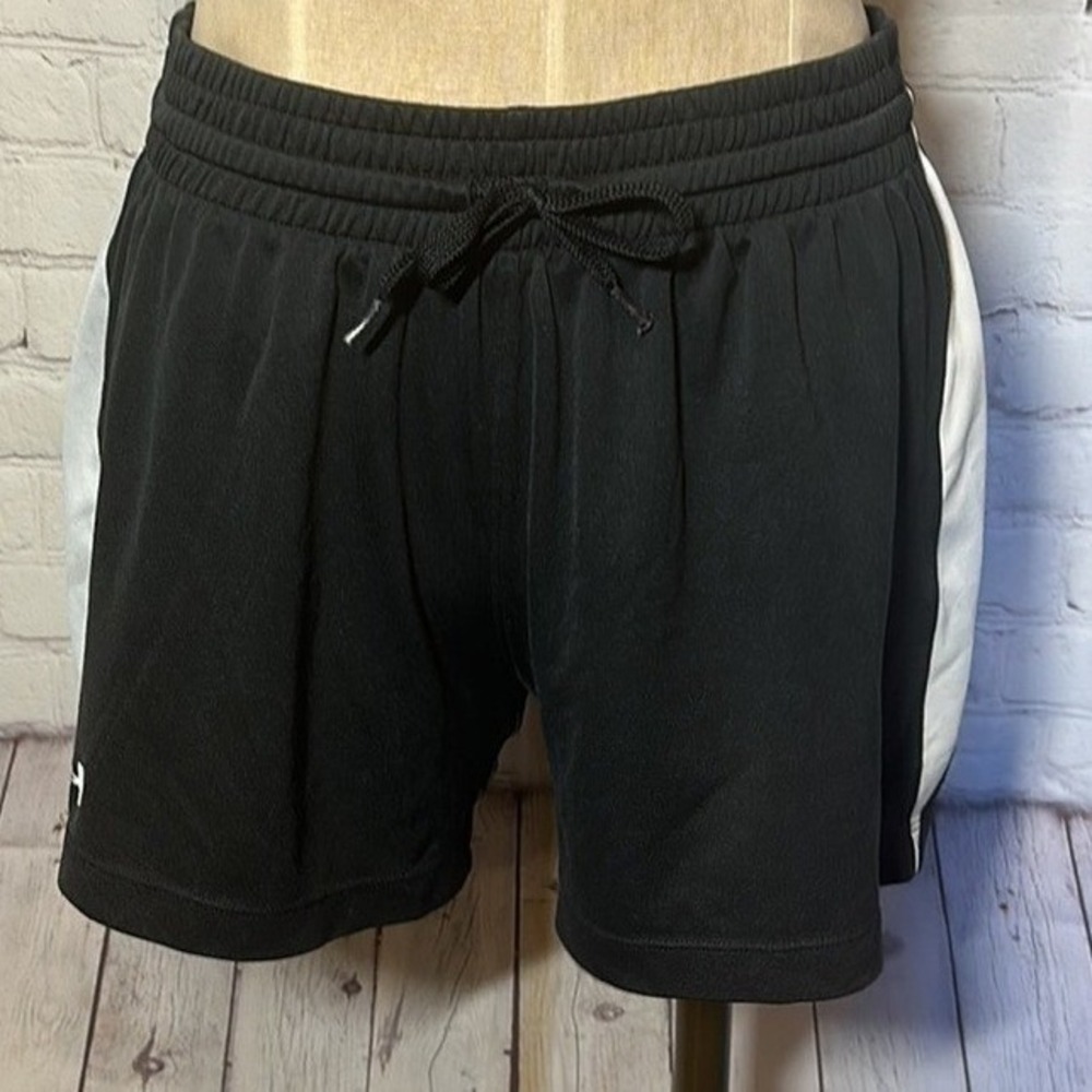 Under Armour HeatGear Shorts Womens Medium Black White Loose Fit Athletic UA